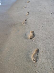 Fußspuren im Sand am Strand