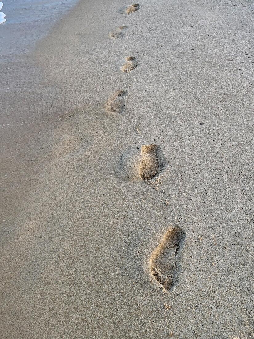 Fußspuren im Sand am Strand
